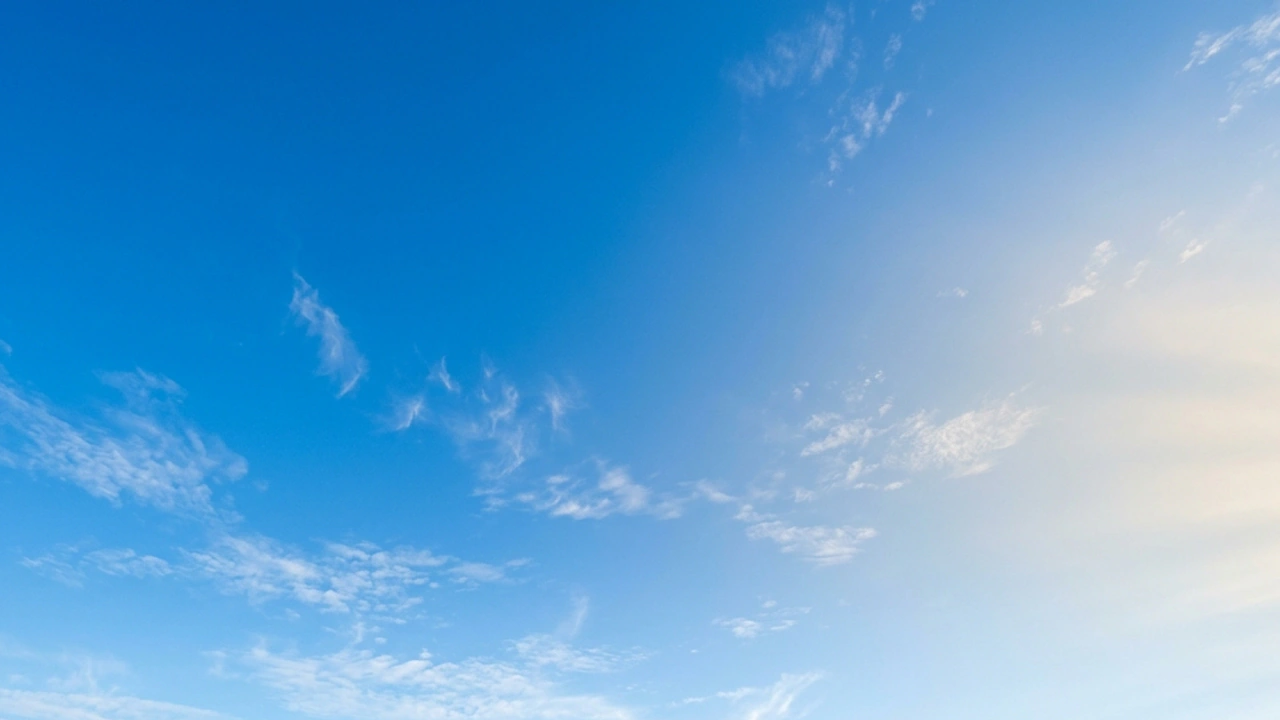 Cielo azzurro limpido con raggi di sole: perché il cielo è blu