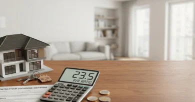 Documenti fiscali e calcolatrice per la cedolare secca 2026 accanto a un contratto di locazione su una scrivania