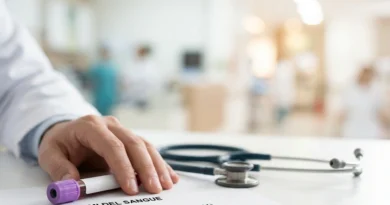 Provetta di sangue e referto con transaminasi alte 2026 su una scrivania medica, esame per la salute del fegato