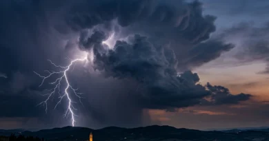 Come si formano i fulmini: una scarica elettrica colpisce le colline da una nube temporalesca al tramonto