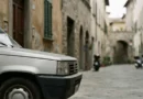 Cartello di divieto su un'auto sotto fermo amministrativo auto iscritto al PRA in Italia