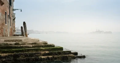 Vista della laguna di Venezia con acqua bassa che mostra le maree nel Mediterraneo