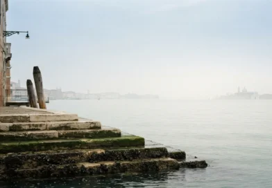 Vista della laguna di Venezia con acqua bassa che mostra le maree nel Mediterraneo