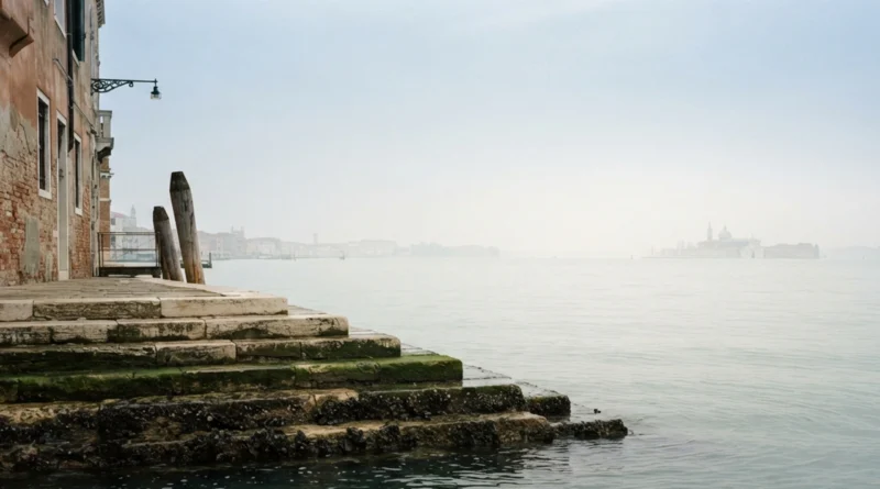 Vista della laguna di Venezia con acqua bassa che mostra le maree nel Mediterraneo