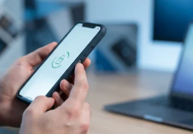 Schema che illustra passkey come funzionano 2026: chiave privata sul telefono e accesso con impronta digitale