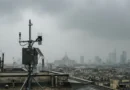 Centralina di monitoraggio dell'aria su un tetto urbano che illustra la differenza PM10 e PM2.5