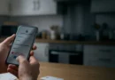 Schermata di un finto portale usato nella truffa SPID 2026 su uno smartphone accanto a una carta d'identità