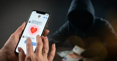Donna preoccupata davanti allo smartphone vittima di truffe sentimentali online 2026, un profilo falso di romance scam sullo schermo