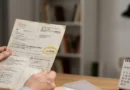 Mani che tengono una vecchia bolletta della luce con l'importo cerchiato, caso tipico di prescrizione bollette