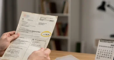 Mani che tengono una vecchia bolletta della luce con l'importo cerchiato, caso tipico di prescrizione bollette