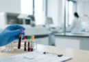 Provetta di sangue con referto che segnala proteina C reattiva alta, indice di infiammazione da valutare con il medico