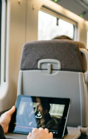 Schermata di smartphone e tablet mentre si stanno per scaricare film streaming offline 2026 da Netflix, Prime Video e Disney+