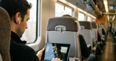 Schermata di smartphone e tablet mentre si stanno per scaricare film streaming offline 2026 da Netflix, Prime Video e Disney+