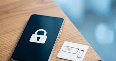 Smartphone con il lucchetto sullo schermo accanto a una SIM e all'estrattore: per sbloccare la scheda serve il codice PUK