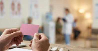 Mani di un automobilista con la patente rosa in uno studio medico, in attesa della visita per il rinnovo patente
